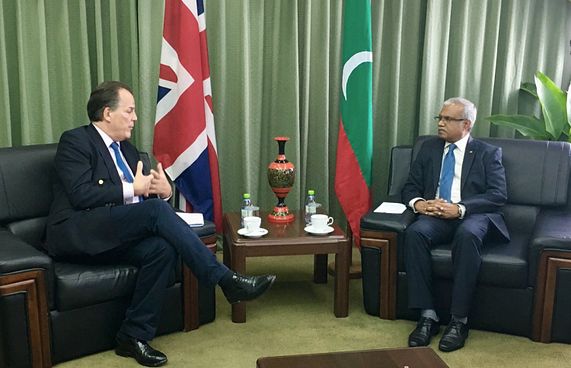 އާސިމާއި މަސީހާ ޔޫކޭގެ މިނިސްޓަރު ބައްދަލުކޮށްފި