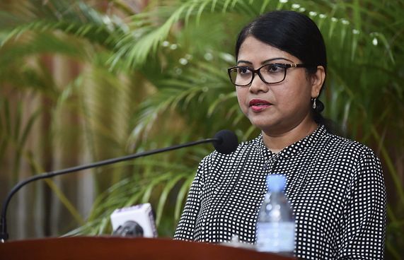 ޑރ. ޝީޒާ، މެޑިސިން ސްކޫލުގެ ފުރަތަމަ ޑީނަކަށް