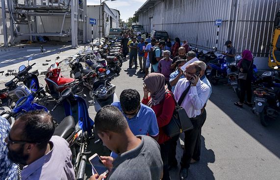 ގޯއްޗަށް ފޯމް ހުށައެޅުން: ކިއޫގައި އެތައް ގަޑިއިރެއް