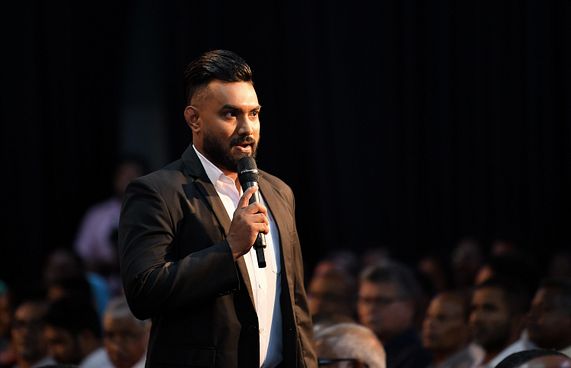 އައިލެންޑް އޭވިއޭޝަންގެ ޕީއާރު މެނޭޖަރަކަށް މޫސަ