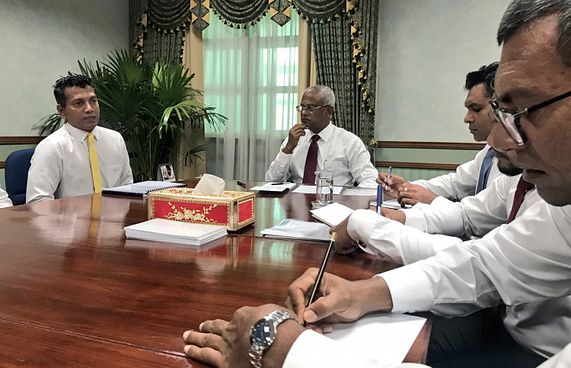 ރައީސް، އައްޑޫ މެމްބަރުންނާއި ކައުންސިލާއެކު ބައްދަލުވުމެއް