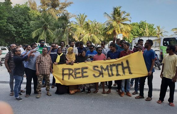 ފިއްތުންތަކާއެކު ފުލުހުންގެ ބަންދުން ސްމިތު ދޫކޮށްލައިފި