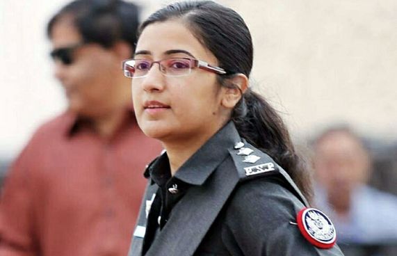 ސްޓާފުން ސަލާމަތް ކުރުމުގެ ތައުރީފް އަންހެން އޮފިސަރަށް