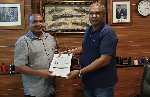 ޖުނައިދު އެމްޑީޕީއަށް ސޮއިކުރައްވައިފި