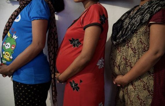 މަސްތުގައި ހުރި ޑޮކްޓަރަކު ސިޒޭރިއަން ހެދުމުން މަރު