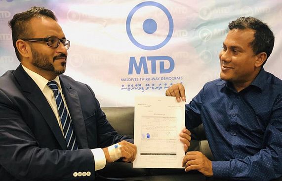 އަލަށް އުފައްދާ ޕާޓީއަށް ފުރަތަމަ ސޮއިކުރެއްވީ އަދީބު