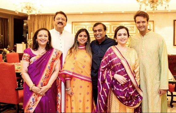 ދެ މަހުޖަނުންގެ ދަރިންގެ ކައިވެނި ބޮޑު އީދަކަށް