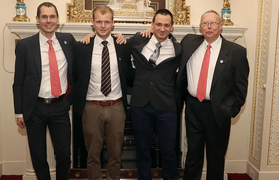 ތައި ކޭވް ޑައިވަރުންނަށް ޝަރަފްގެ އެވޯޑް ދީފި