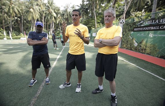 ކޭހިލްއާ އެކު އަމިއްލަފުށިން ފުޓްބޯޅައިގެ ދަތުރެއް