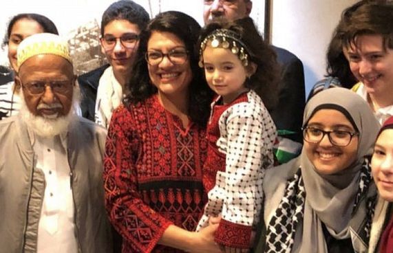 ހުވާކުރީ މަންމަ ފަހައިދިން ފަލަސްތީނުގެ ހެދުމުގައި