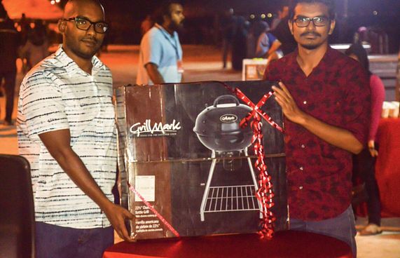 އޭސްހާޑްވެއާގެ ވިން އަ ގްރިލްގެ ނަސީބުވެރިޔާ ހޮވައިފި