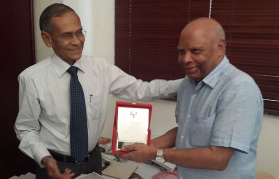 "ތި ފޮޓޯ ޖަހަން ޖެހޭނީ އަޅުގަނޑު މަރުވީމަ"