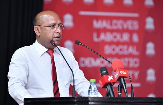 ޕާޓީން ވަކިވީ ސިޔާސީ ކަންކަމުން ދުރުވާން: ހަސީން