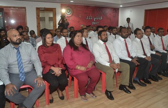 އާމާލް، ނާޒިމާ އަދި މާނިއު ޖޭޕީއަށް ސޮއިކުރައްވައިފި