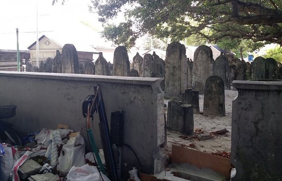 ހުކުރު މިސްކިތުގެ ހަރިންމަ ފާރުން ބައެއް ތަޅާލައިފި