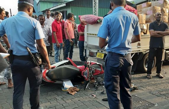 މަރަށް ތެޅުނު އިރު ފޮޓޯ ނަގަން ތިބުމުން ފާޑުކިޔަނީ!