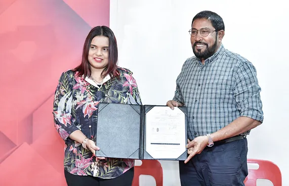 ކުރީގެ މިނިސްޓަރު އިރްތިޝާމް ޖޭޕީއަށް ސޮއިކޮށްފި