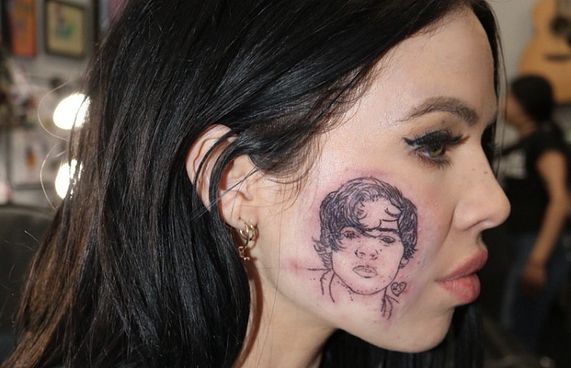 ކޮލުގައި "ވަން ޑިރެކްޝަން"ގެ ހެރީ ސްޓައިލްގެ ޓެޓޫ