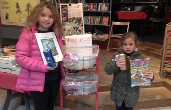 ޕްލާސްޓިކް ހުސް ފުޅިއަކާއި ދަޅަކަށް ހިލޭ ފޮތެއް