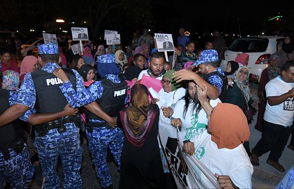 ޕެޕާ ސްޕްރޭ ޖެހީ ގަދަކަމުން ވަންނަން އުޅުމުން:ޕޮލިސް