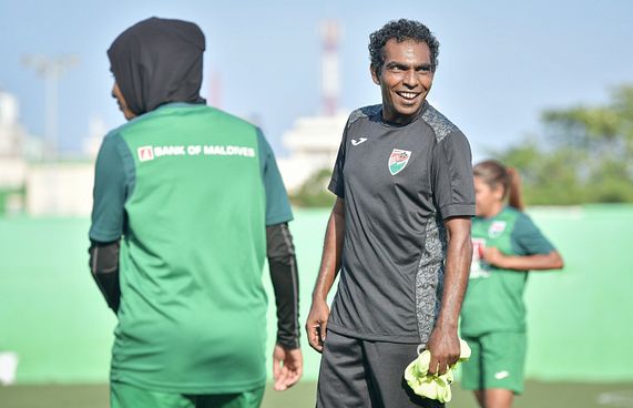 އަންހެން ފުޓްބޯޅަ ޓީމާ މެދު ކޯޗު ބޮޑު އުއްމީދެއްގައި