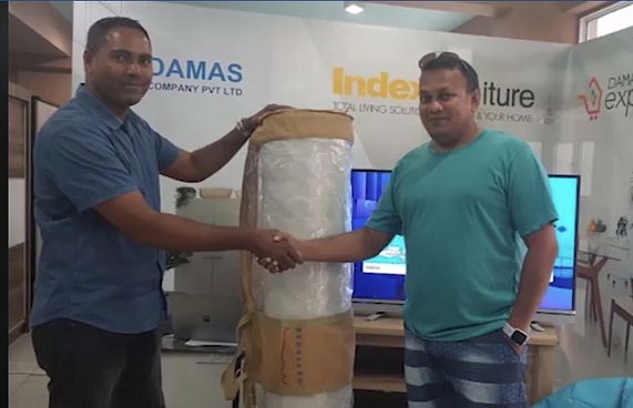 ދަމާސް، އިންޑެކްސް ފަރުނީޗަރު ސޭލްގެ އިނާމު ދީފި