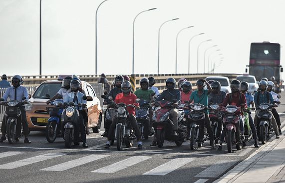 ރަށުތެރޭގައި ހެލްމެޓް އަޅާ މީހުން ހުއްޓުވައި ފާސްކުރަނީ