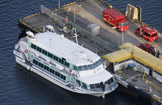 ޖަޕާނުގެ ފެރީއެއް ބޮޑު މަހެއްގައި ޖެހިއްޖެ