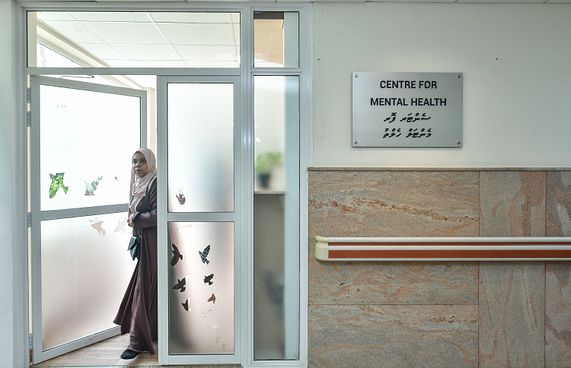 ފަރުވާއަށް 10،000 އަށްވުރެ ގިނަ މީހުން ކިއުގައި