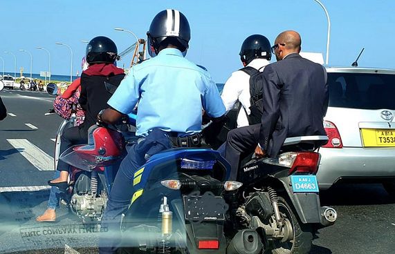 ޑިޕްލޮމެޓިކް ސައިކަލެއްގައި ހެލްމެޓް ނާޅައި ދަތުރުކޮށްފި