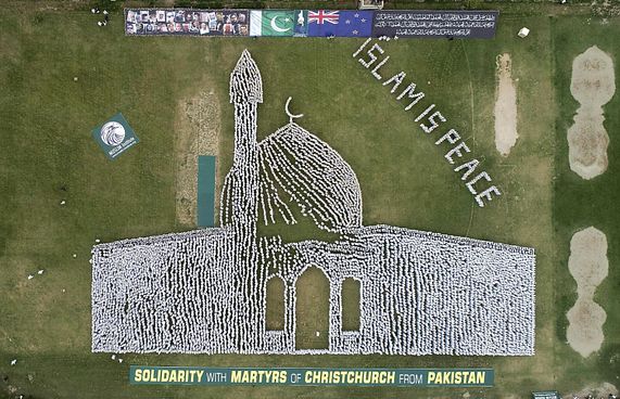 އެތައް ހާސްބަޔަކު އެކުވެގެން ކްރައިސްޗާޗް މިސްކިތުގެ ތަސްވީރެއް