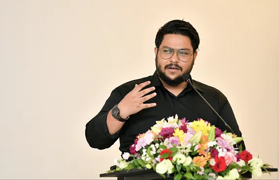 ސްކޫލް ގައިޑް: ރައުފަތުގެ ހާއްސަ ލޯބި، ދިވެހި ބަހަށް