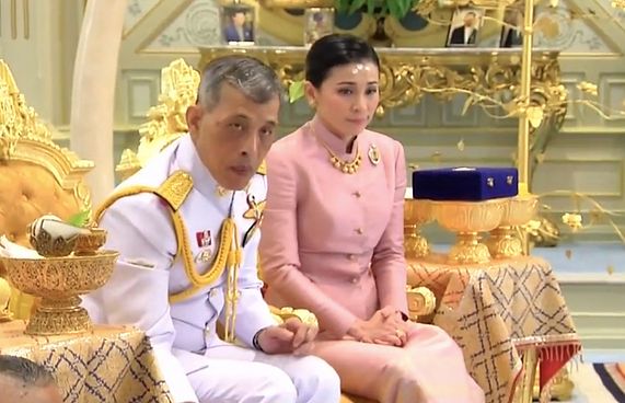 ރަސްގެފާނުގެ ބޮޑީގާޑު ކުއްލި ގޮތަކަށް ރާނީ އަށް