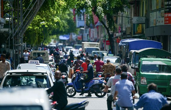 މޫނު އަޅައިގެން ހުރި މީހަކާ މަގުމަތިން ފޮށިއްޖެ