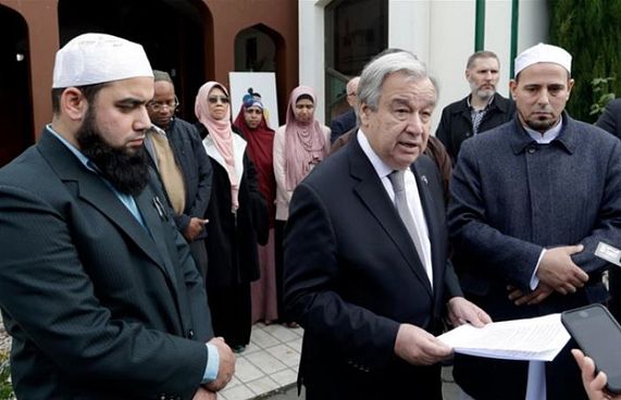 ހަމަލާ ދިން މިސްކިތަށް ގުޓަރޭޒް ޒިޔާރަތް ކުރައްވައިފި