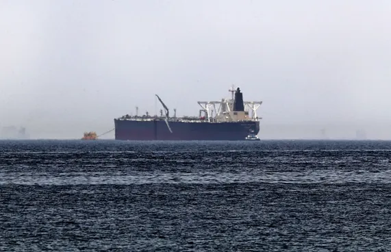 ވަގު ތެޔޮ ހުރި ޓޭންކަރެއްގައި ދެކުނު އޭޝިއާ ބަޔަކު