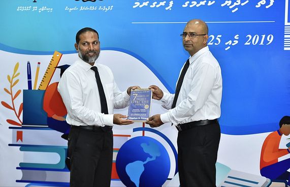 މުނާޒަށް އެއްބާރުލުން ދިނިން: އިމްރާން