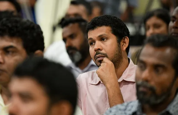 ވައްޑެގެ ވާހަކަތަކާއެކު، މަޖިލީހުގައި އަރައިރުމެއް!