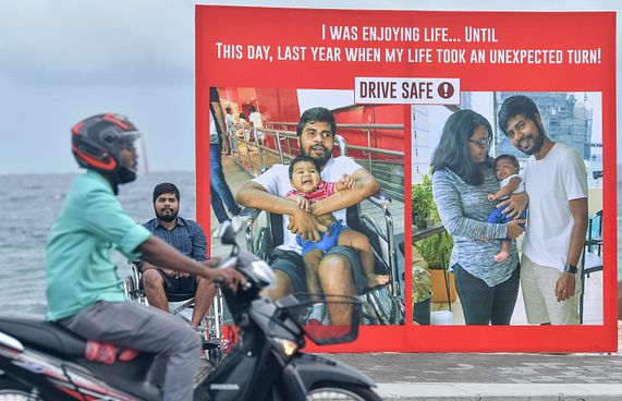 އެކްސިޑެންޓަށް އަހަރެއް؛ މެސެޖާއެކު އޮއްތޮ މަގުމައްޗަށް