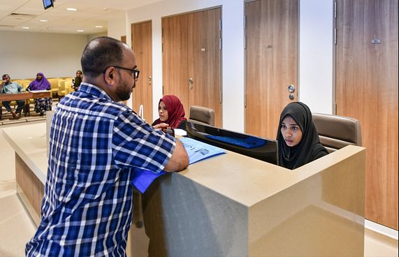 ބަލިމީހުންނަށް އެހީތެރިވެ،މަރުހަބާ ކިޔާނެ މީހުން ހޯދަނީ