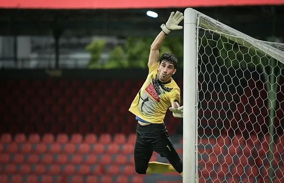 ބިދޭސީ ގޯލްކީޕަރުން ގެންނަން ދިނީ ވަގުތީ ހުއްދައެއް