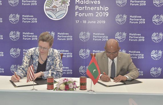 ރާއްޖެ އިން އެމެރިކާއާ އެކު އެމްއޯޔޫއެއްގައި ސޮއިކޮށްފި