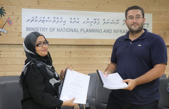 އައްޑޫ އާ ހޮސްޕިޓަލަށް ފަރުނީޗަރު ހޯދަން ބޭރު ބަޔަކަށް