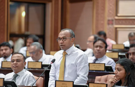 ތަރައްގީގެ ނަމުގައި ތަރިކަ ނެތިކޮށްލަން ޔާމީން އުޅުއްވި