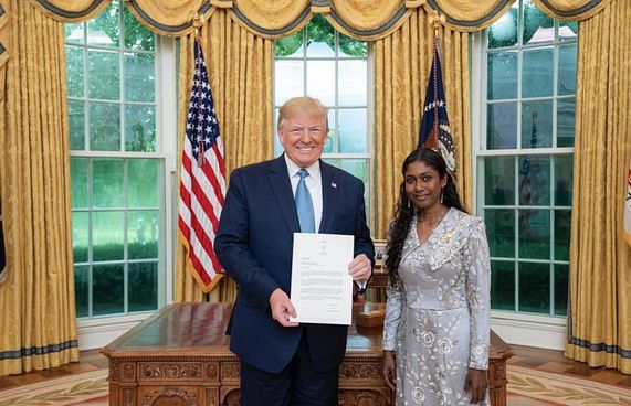 ތިލްމީޒާ ސަފީރުކަމުގެ ފަތްކޮޅު ޓްރަމްޕަށް އަރުވައިފި