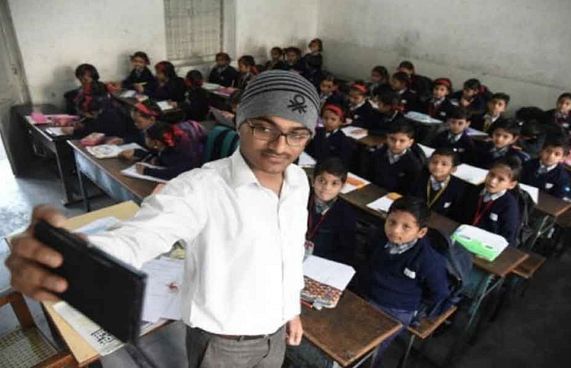 ޓީޗަރުންގެ ހާޒިރީ އަށް ސެލްފީ ނަގަން ހަމަޖައްސައިފި