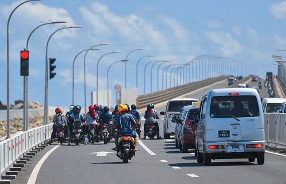 ބްރިޖުގައި ހުރި މީހަކަށް ސައިކަލަކުން ޖެހި އަނިޔާވެއްޖެ