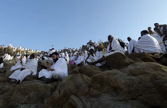 ދެ މިލިއަނަށްވުރެ ގިނަ ހައްޖުވެރިން އަރަފާތު ބިމުގައި