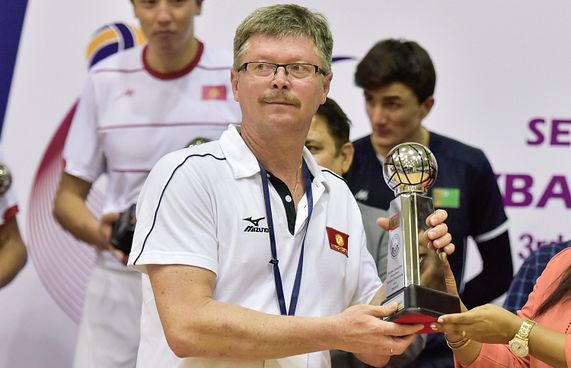 ބޭނުންވަނީ ރާއްޖެ ބަލިކުރަން: ކިރްގިސްތާން ކޯޗު