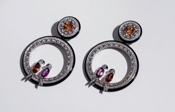 ވެލާ ރިސޯޓުން ގަހަނާގެ ދެ ކަލެކްޝަނެއް ނެރެފި